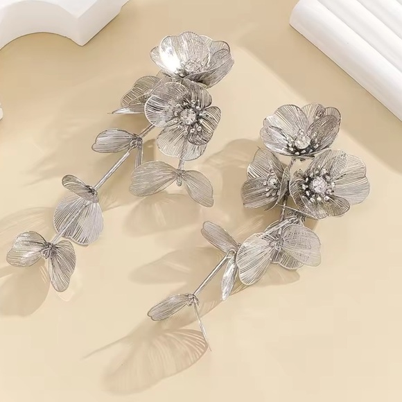 ZARA Kate Middleton Inspired Cascading Floral Earrings – Statement Elegance - Picture 4 of 6